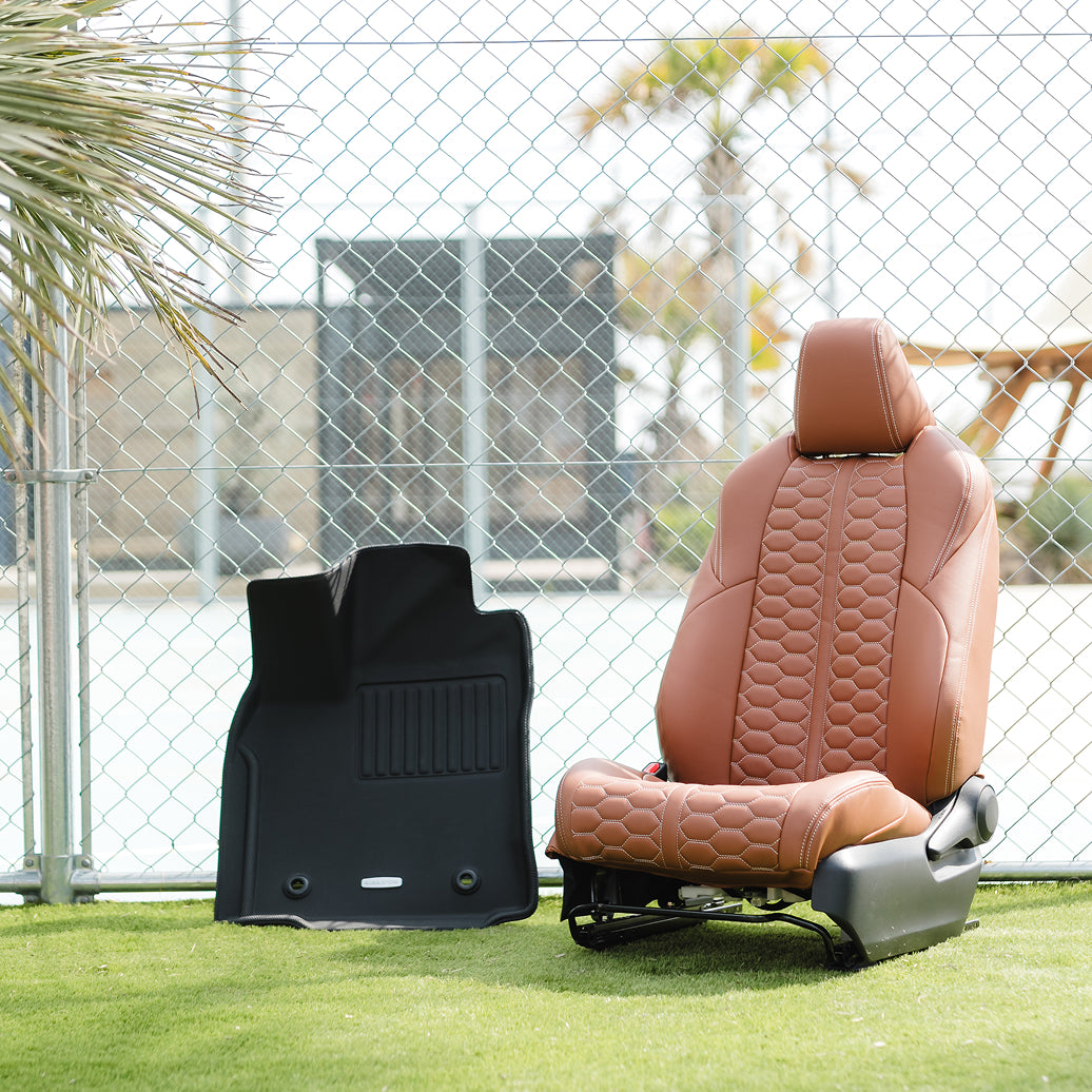 屋外に陳列された車内シート